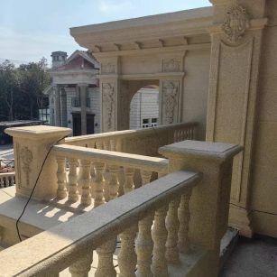 眉山 黄金麻别墅外墙干挂雕花配合阳台栏杆花瓶柱