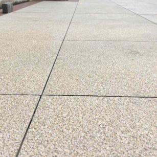眉山 黄金麻花岗岩石板材荔枝面地面铺装效果