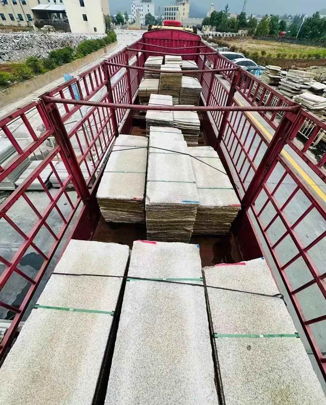 眉山 黄金麻花岗岩荔枝面，光面毛板装车完成