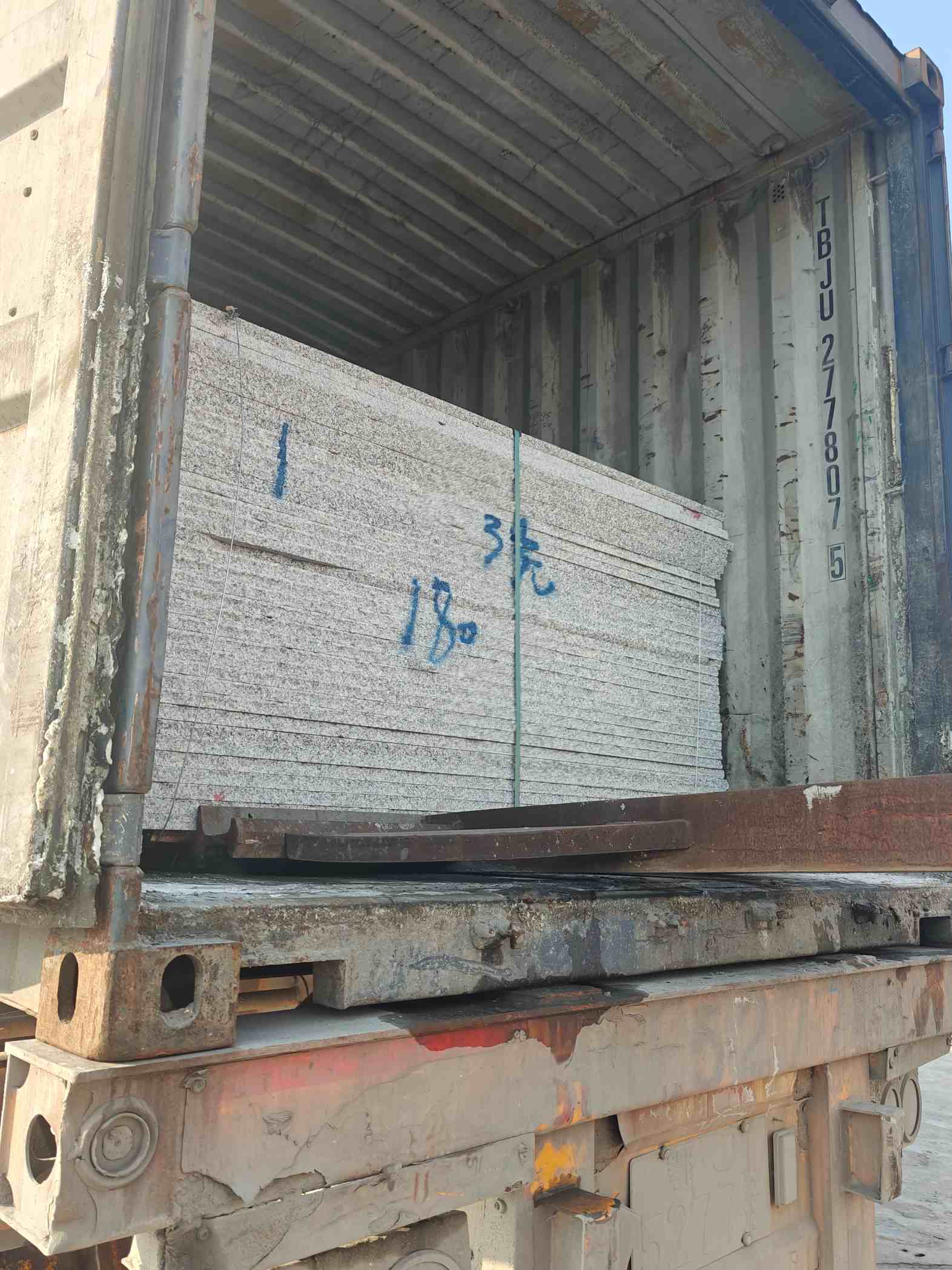 眉山 芝麻白花岗岩石材3.0公分光面毛板装柜出货