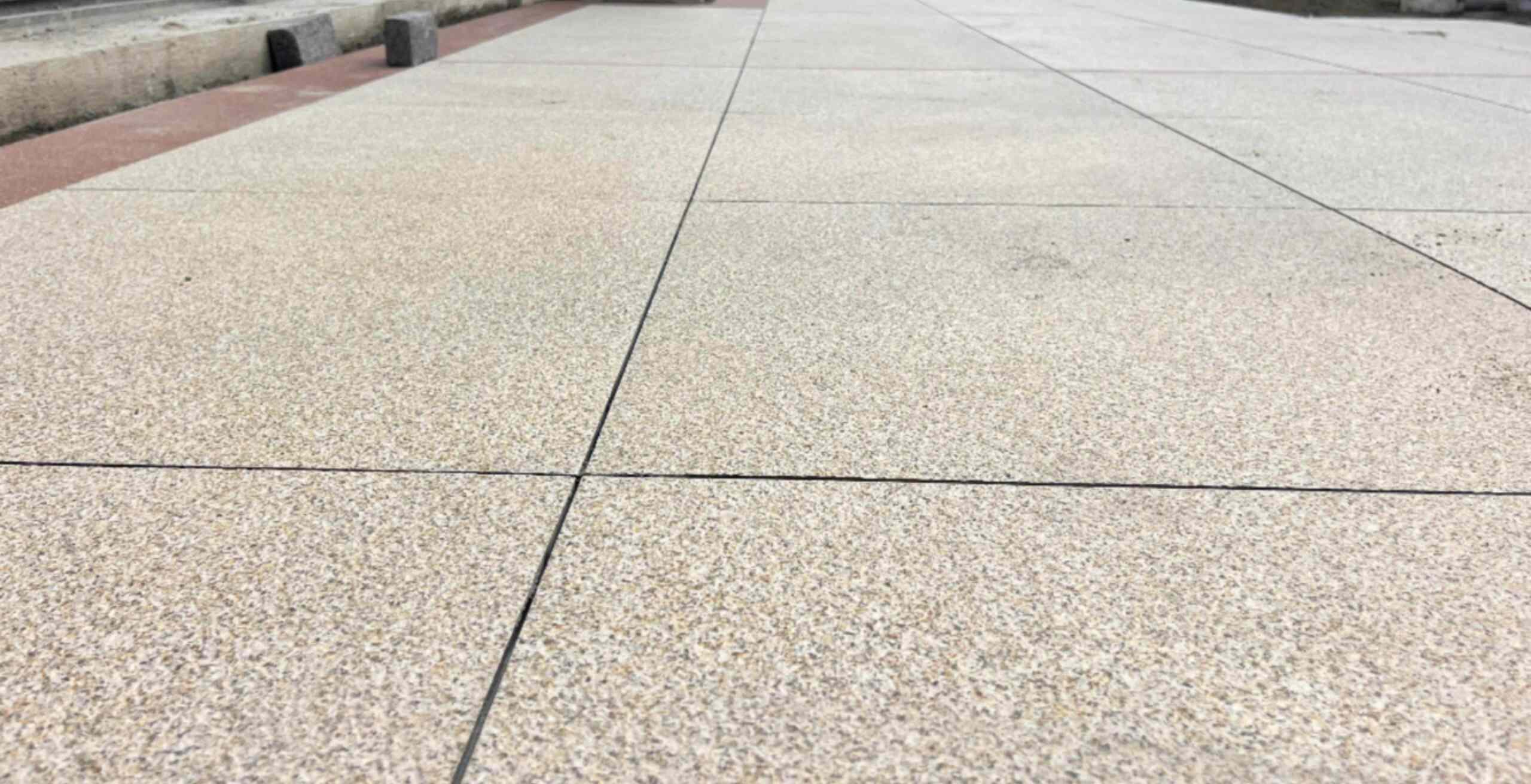 眉山 黄金麻花岗岩石板材荔枝面地面铺装效果