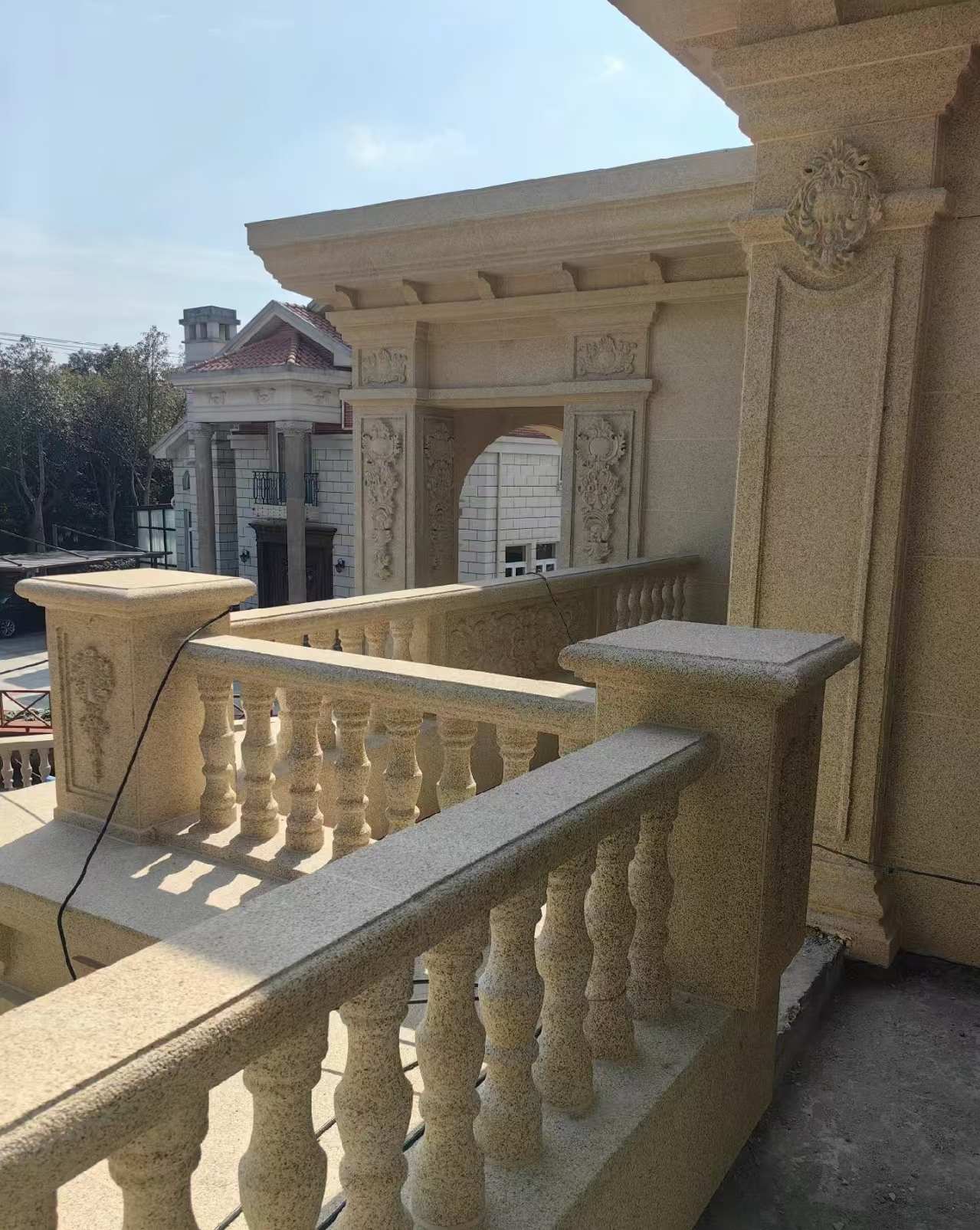 眉山 黄金麻别墅外墙干挂雕花配合阳台栏杆花瓶柱