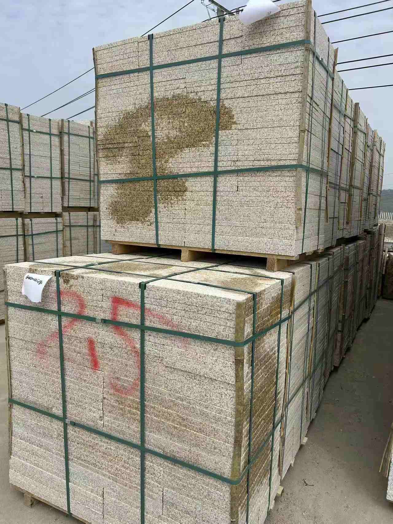 眉山 黄金麻花岗岩石材荔枝面地铺石2.5*300*600