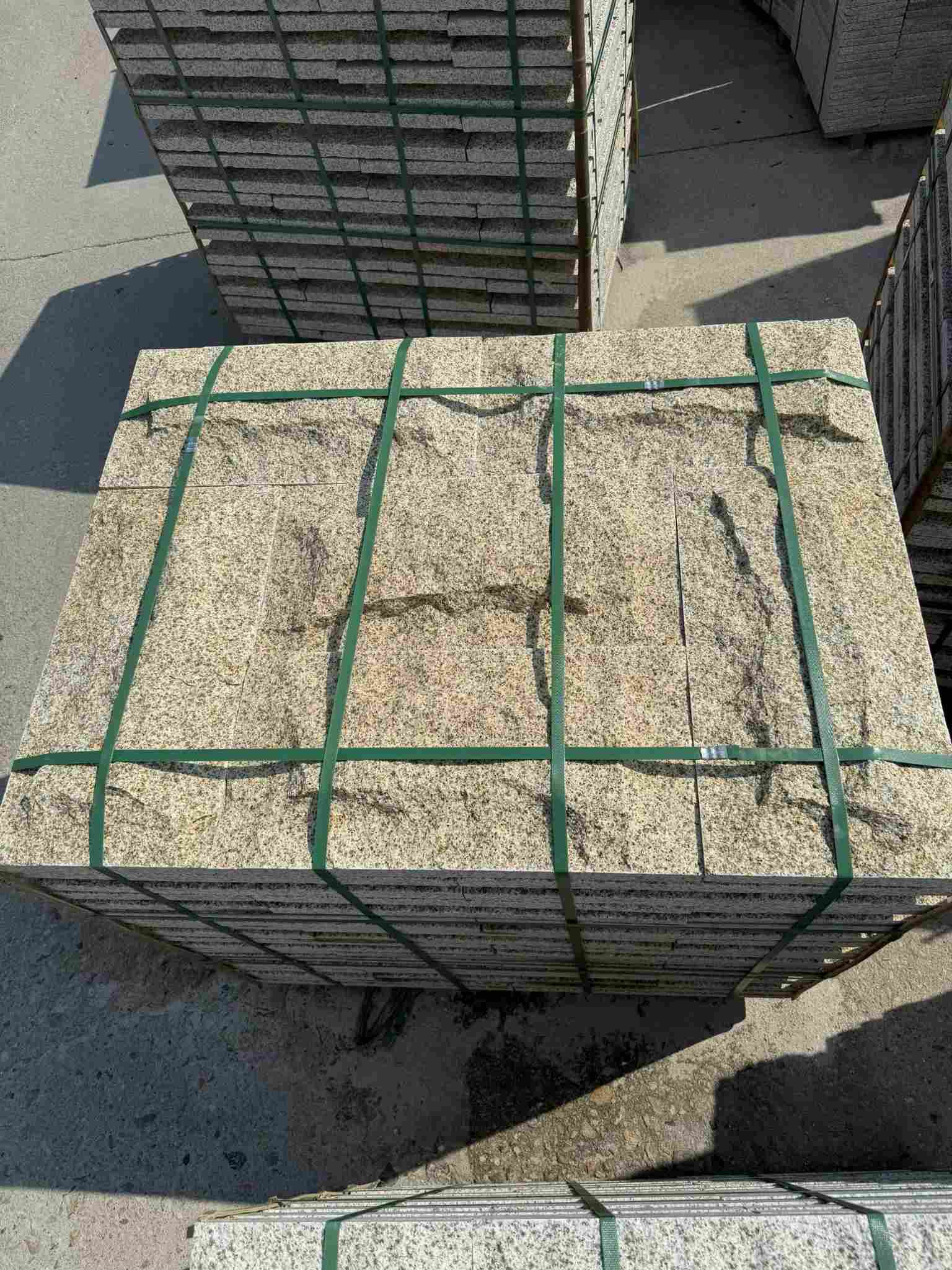 眉山 黄金麻花岗岩石材自然面蘑菇石成品