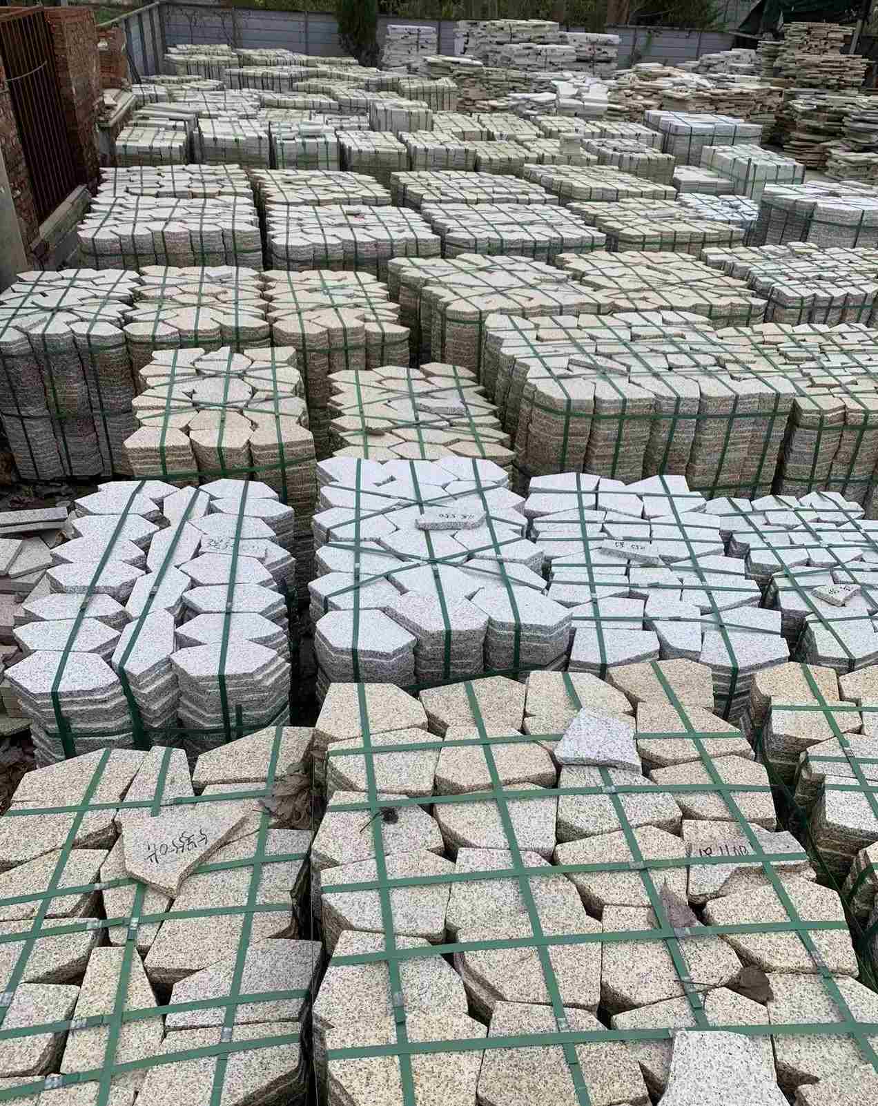 眉山 黄金麻白麻花岗岩荔枝面地铺石(冰裂纹)