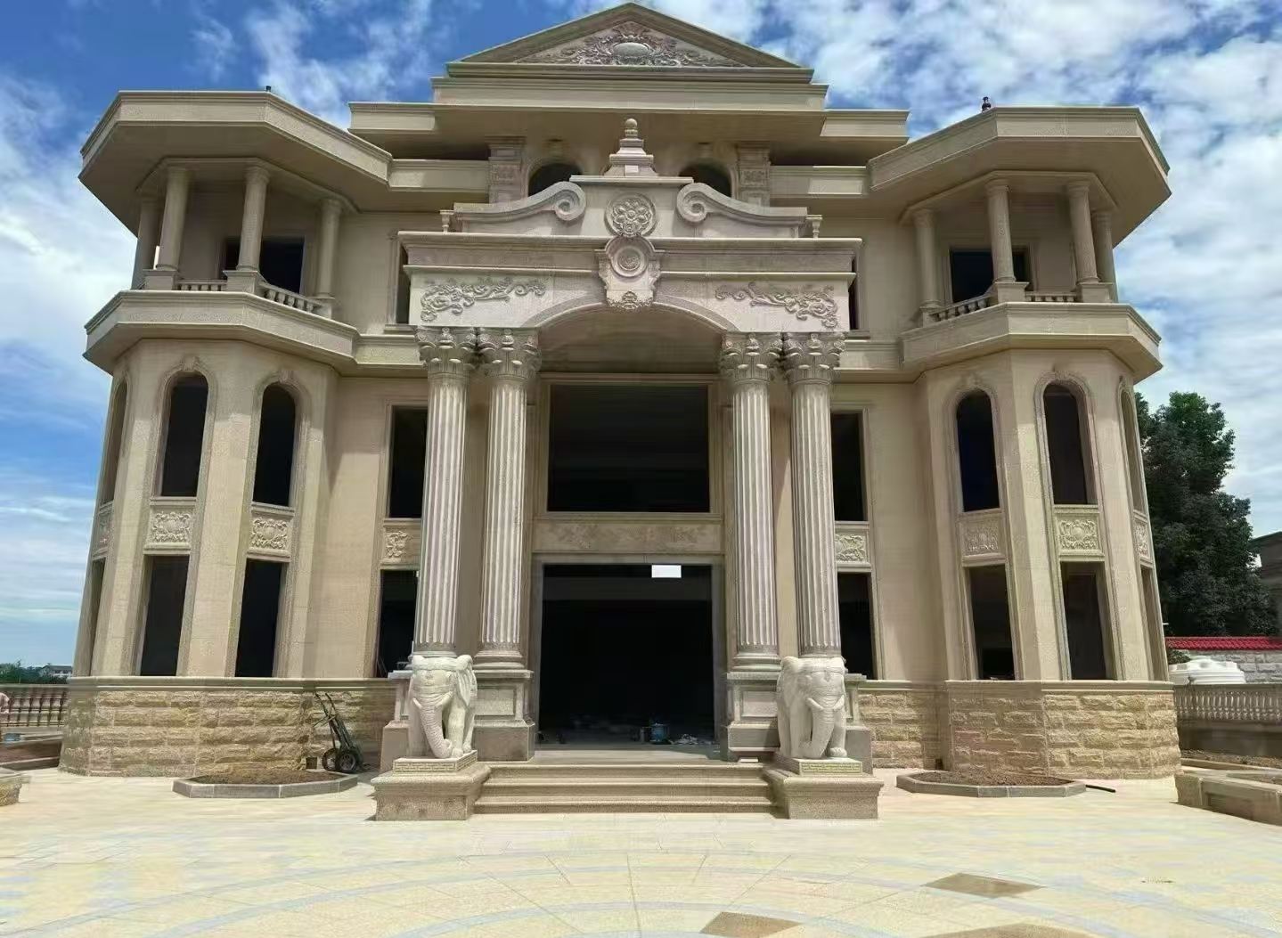 眉山 黄金麻别墅外墙干挂，大柱，大象，蘑菇石，雕花板