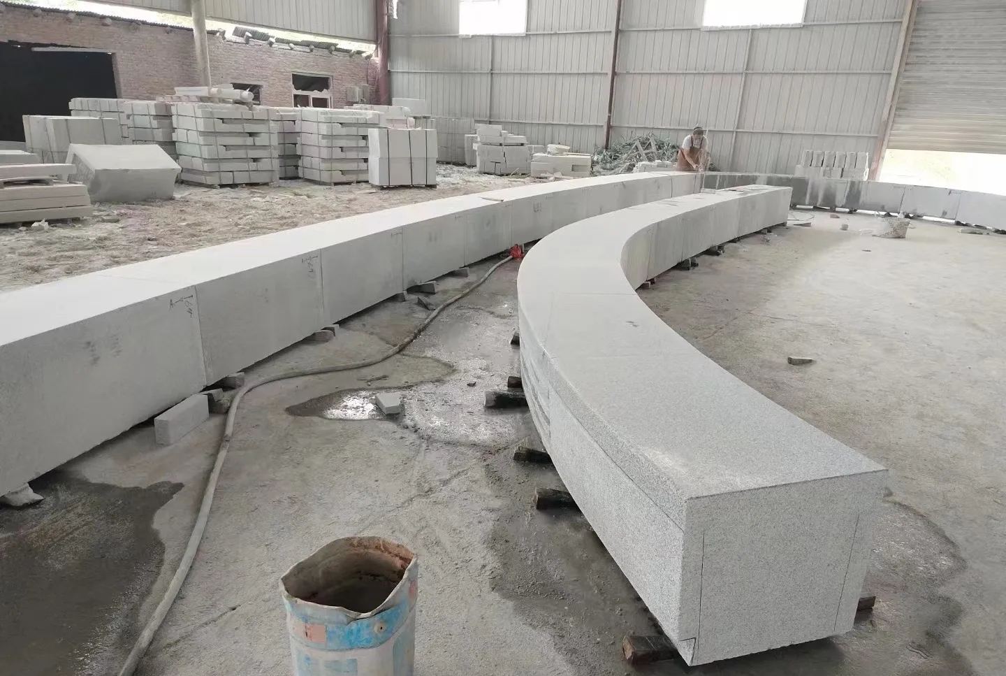 眉山芝麻白花岗岩石板材 园林光面弧形坐凳