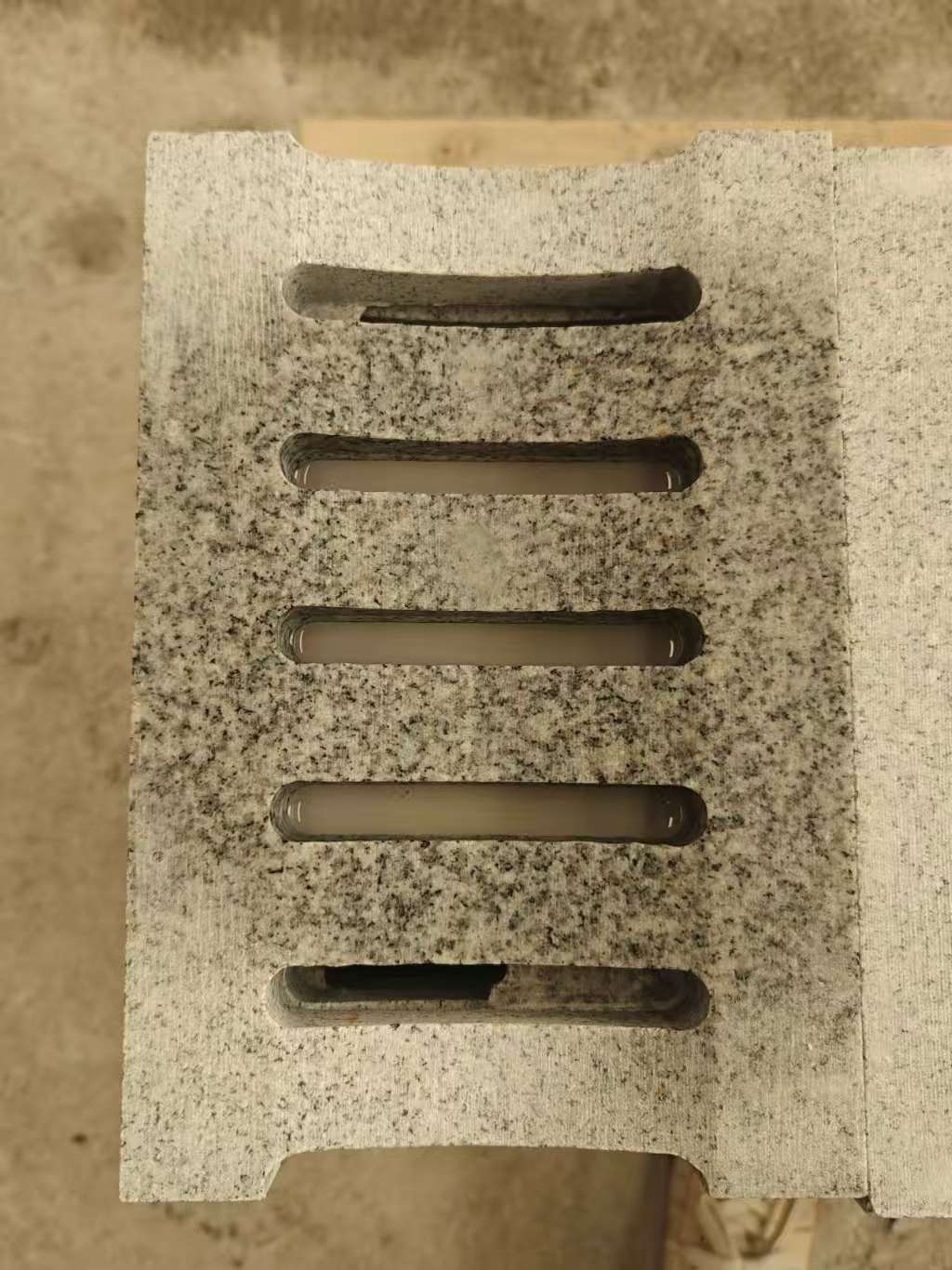 眉山 芝麻白拉丝面花岗岩U型开槽排水槽