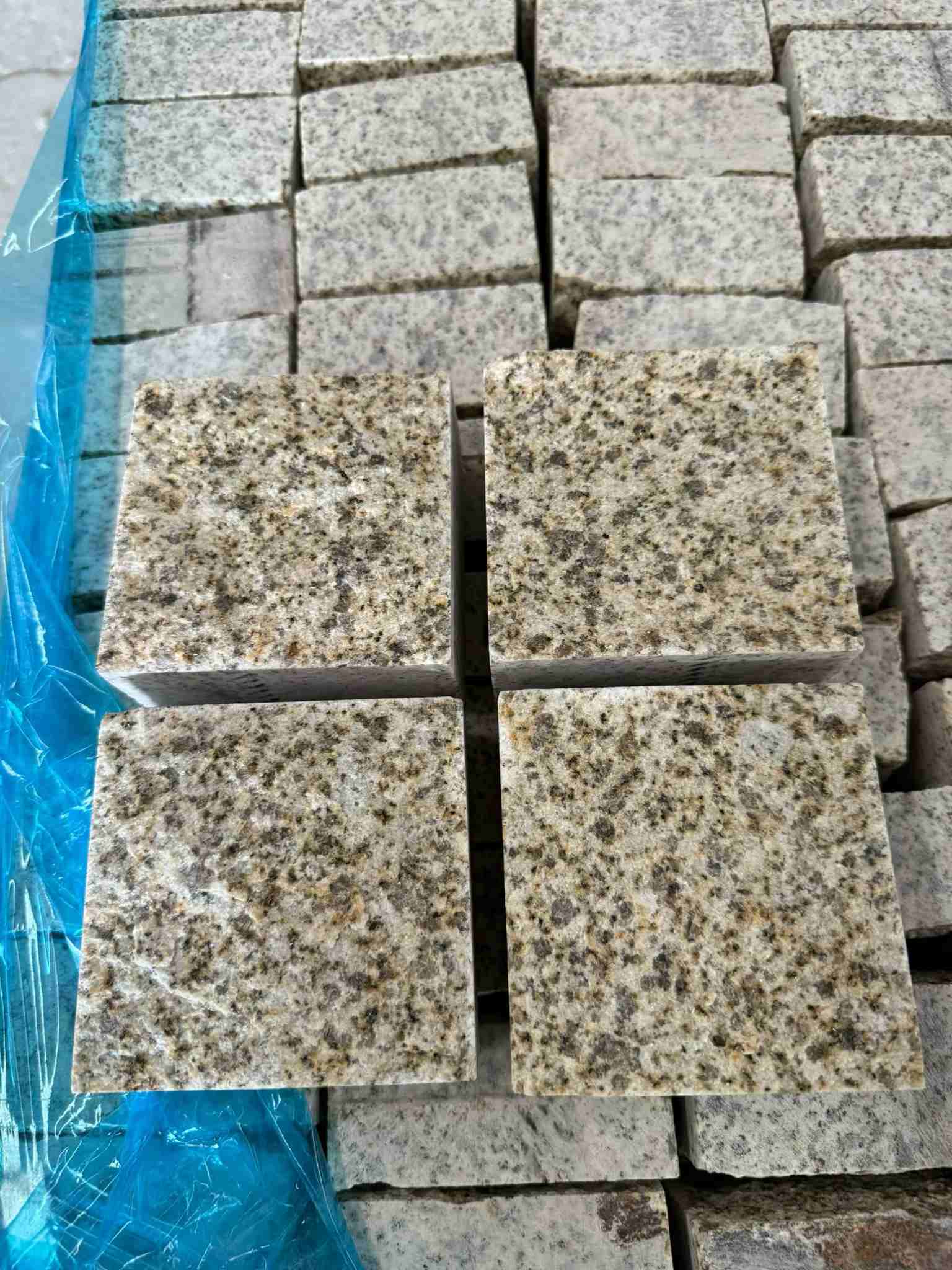 眉山 黄金麻花岗岩自然面小方块，弹石，马蹄石等