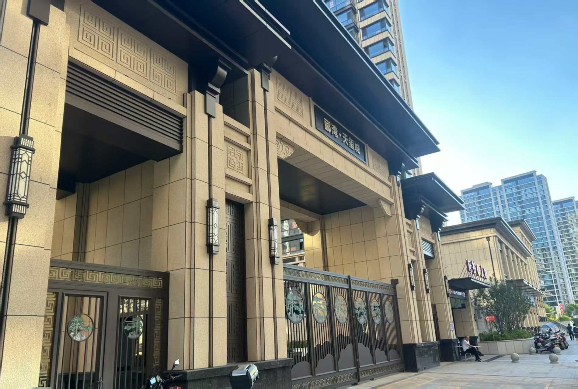 眉山 黄金麻花岗岩荔枝面小区门楼外墙干挂