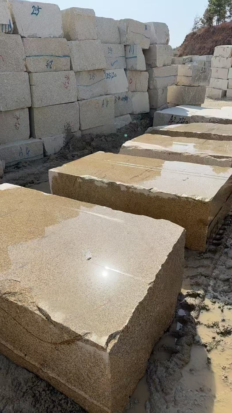 眉山 黄金麻方料堆场洗料分选中，原材料充足