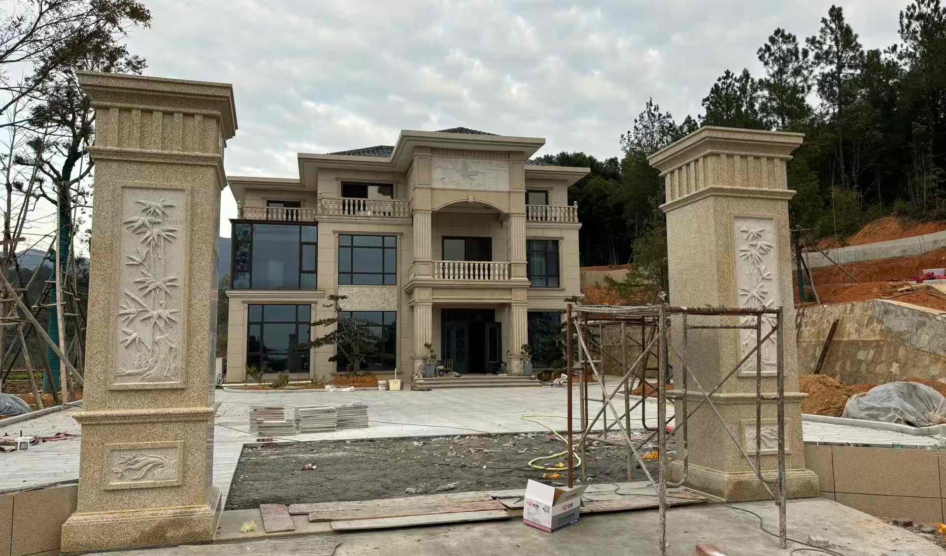 眉山 黄金麻花岗岩别墅雕花外墙干挂配上门口雕花罗马柱