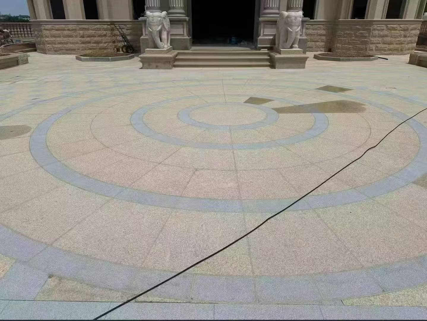 眉山 黄金麻芝麻灰花岗岩石材地铺拼接效果