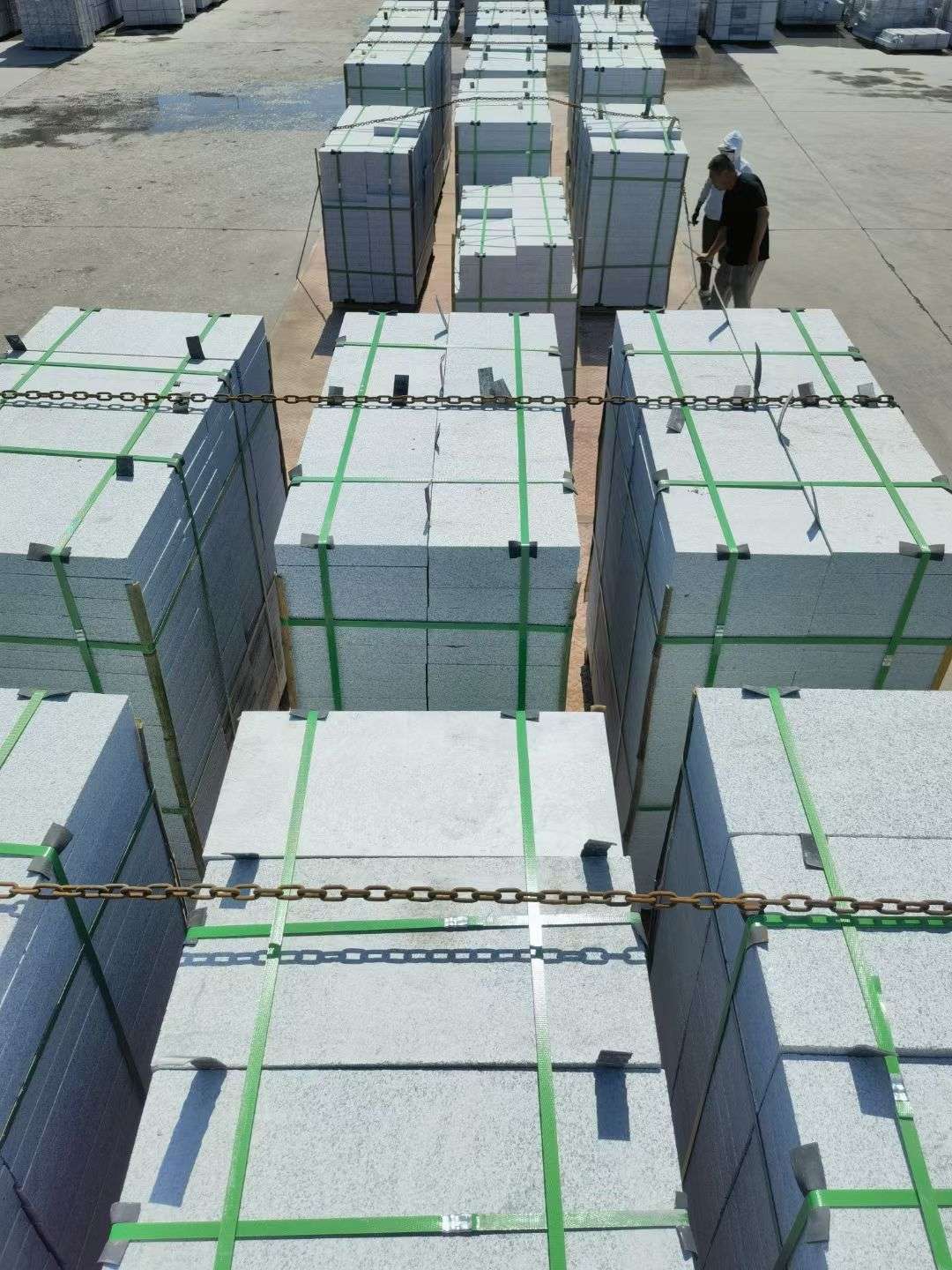 眉山 芝麻白花岗岩5公分地铺石 花岗岩厂家工厂装车日常